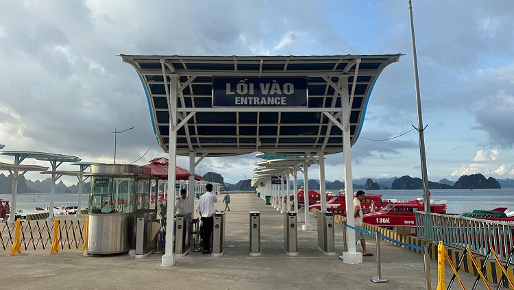 Hình ảnh bến tàu cao tốc tại cảng Ao Tiên