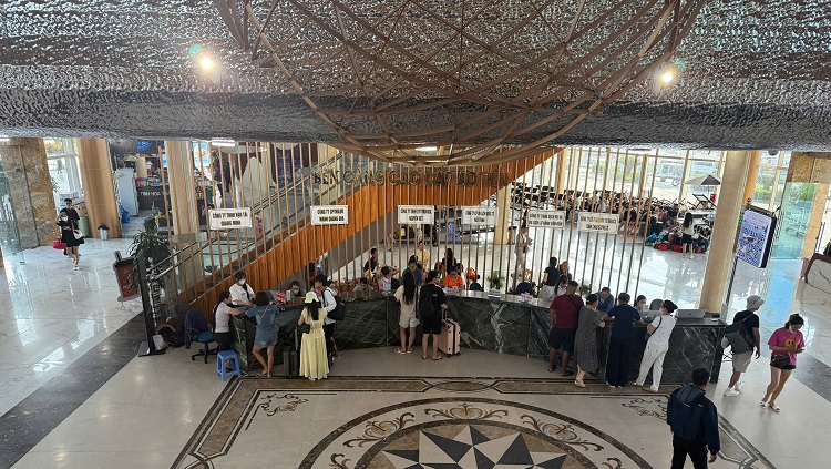 Hình ảnh bên trong cảng Ao Tiên